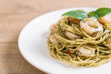 makarna spagetti pesto yeşil ve karides