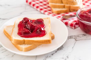 çilek reçeli ile ekmek