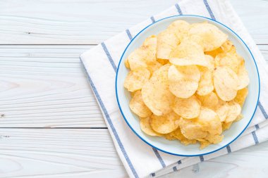 patates cipsi plaka üzerinde