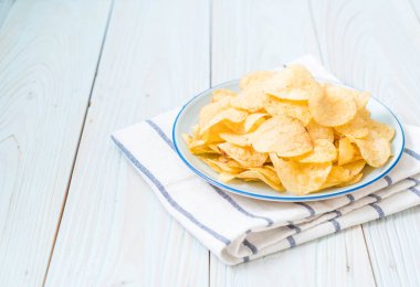 patates cipsi plaka üzerinde