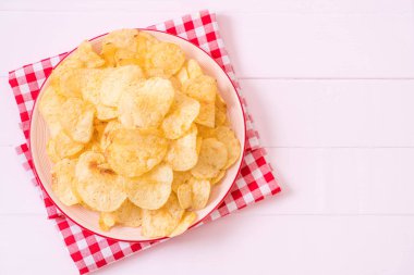 patates cipsi plaka üzerinde