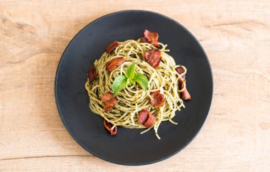 Fesleğen pesto ve pastırma ile makarna