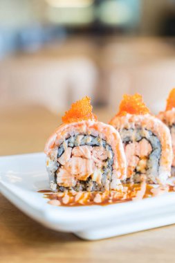 Somon suşi roll