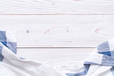 ahşap arka plan üzerinde mutfak bezi (peçete)