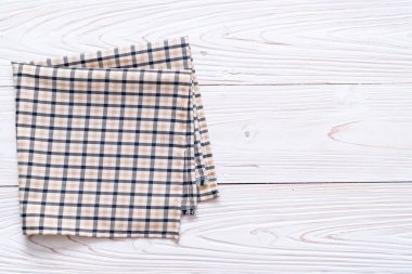 ahşap arka plan üzerinde mutfak bezi (peçete)