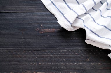ahşap arka plan üzerinde mutfak bezi (peçete)