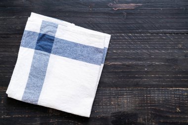 ahşap arka plan üzerinde mutfak bezi (peçete)