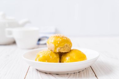 Çin böreği veya moon kek mung fasulye ezmesi ve tuz ile doldurulmuş