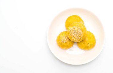 Çin böreği veya moon kek mung fasulye ezmesi ve tuz ile doldurulmuş