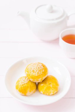 Çin böreği veya moon kek mung fasulye ezmesi ve tuz ile doldurulmuş