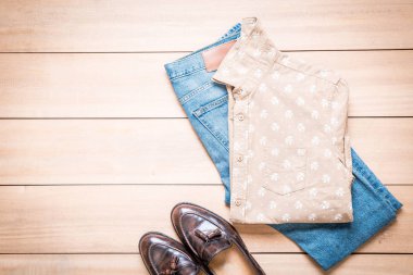 Ahşap arka plan erkekler için giyim