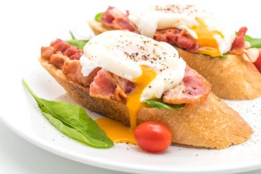 Beyaz arka plan üzerinde yumurta benedict
