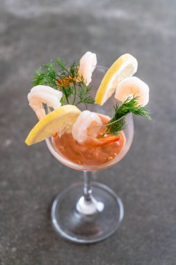 Karides kokteyl sosu ile