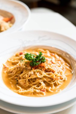 Yengeç soslu spagetti