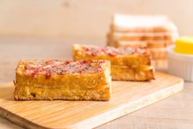 croque monsieur bacon ans egg sandwich