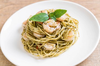 makarna spagetti pesto yeşil ve karides