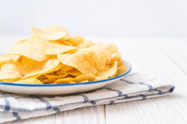 patates cipsi plaka üzerinde