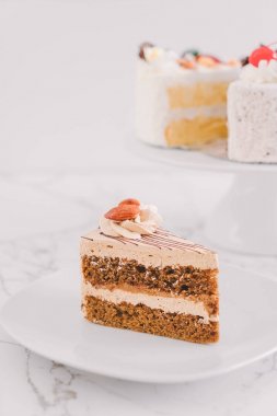 kahve pasta plaka üzerinde