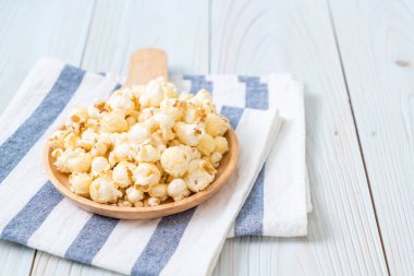 Ahşap üzerine tatlı patlamış mısır