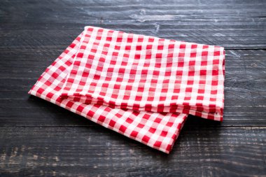 ahşap arka plan üzerinde mutfak bezi (peçete)