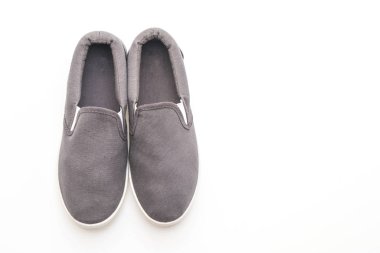 Beyaz arka planda gri spor ayakkabı 