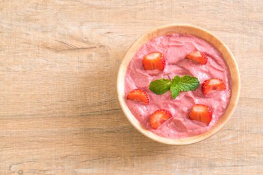 çilek smoothies kase