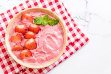 çilek smoothies kase