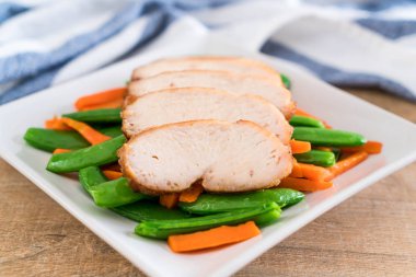 Yeşil bezelye ve havuç ile ızgara tavuk