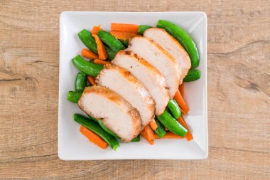 Yeşil bezelye ve havuç ile ızgara tavuk