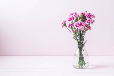 ahşap arka plan üzerinde pembe bahar çiçek