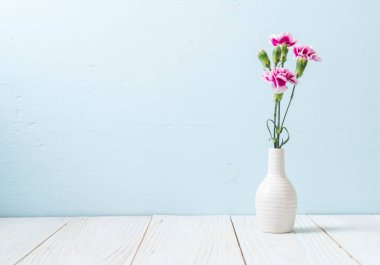 ahşap arka plan üzerinde pembe bahar çiçek