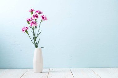 ahşap arka plan üzerinde pembe bahar çiçek