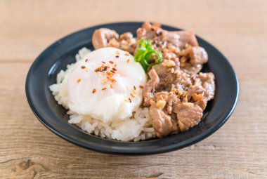 yumurta ile tepesinde pirinç Sarımsak soslu tavada kızartılmış domuz eti