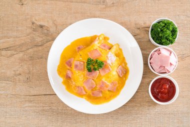 Kremsi omlet jambon pirinç ile 