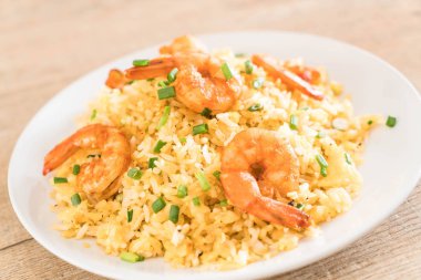 Kızarmış pirinç ve karides.