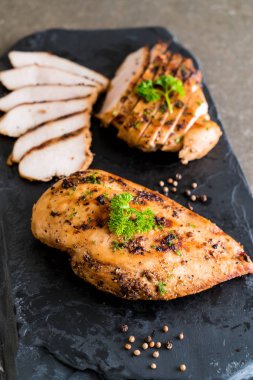 Izgara tavuk filetosu. 