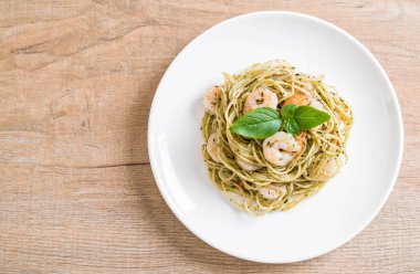makarna spagetti pesto yeşil ve karides