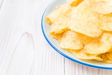 patates cipsi plaka üzerinde