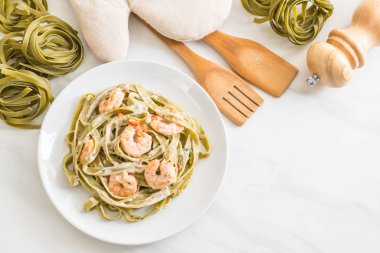 Karidesli ıspanak fettuccini makarna