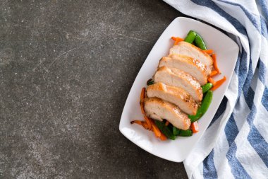 Yeşil bezelye ve havuç ile ızgara tavuk