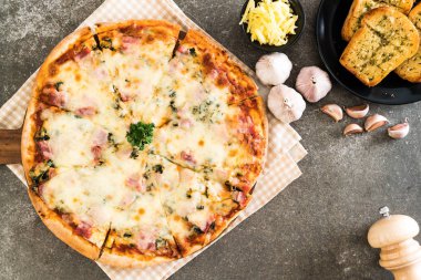 Ispanak ve pastırma pizza