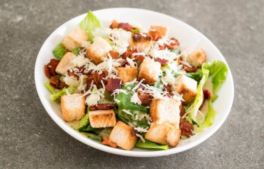 Sezar salatası masasında