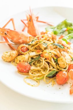 karides tavada kızartılmış spagetti