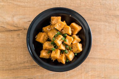 Kızarmış Tofu susam bir kase
