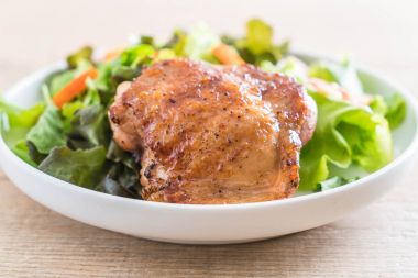 ızgara tavuk biftek sebze salatası ile