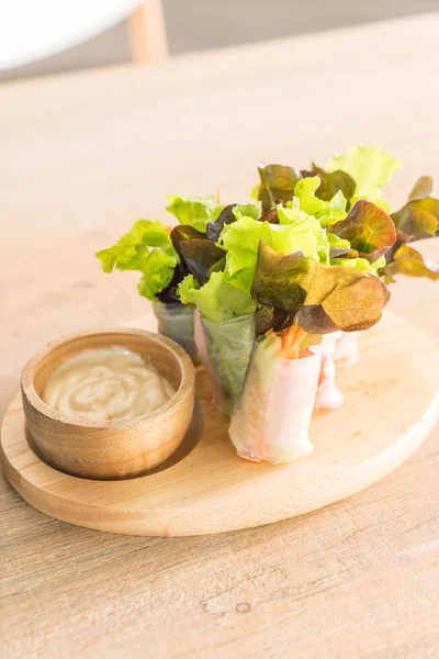 Rotolo di insalata su piatto di legno — Foto Stock