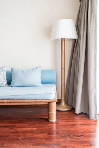 Пустой диван в гостиной — стоковое фото