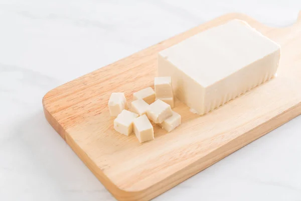 Tofu sobre tabla de madera — Foto de Stock