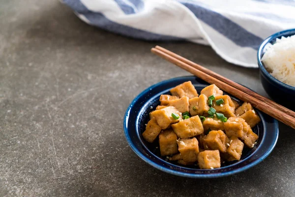 Tofu frit dans un bol au sésame — Photo