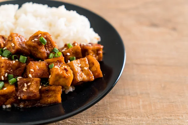 Mieszać smażone tofu z pikantnym sosem na ryżu — Zdjęcie stockowe